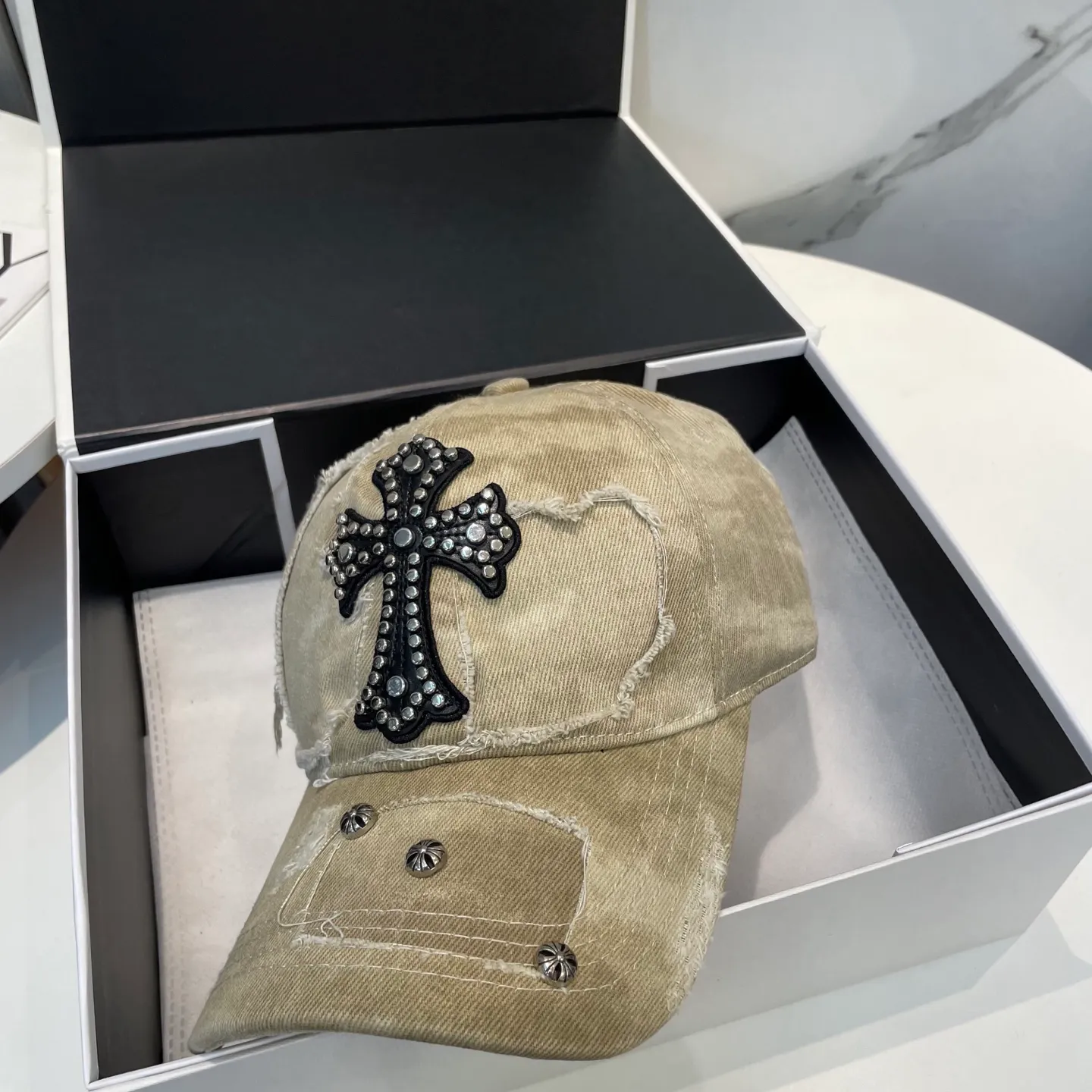 P76 Crow Heart 🆕🆕25 new baseball cap, stylish and classic cross logo, casual with a cool feeling, unisex style, same style for men and women! Very easy to match! Head circumference: 56-58cm is available